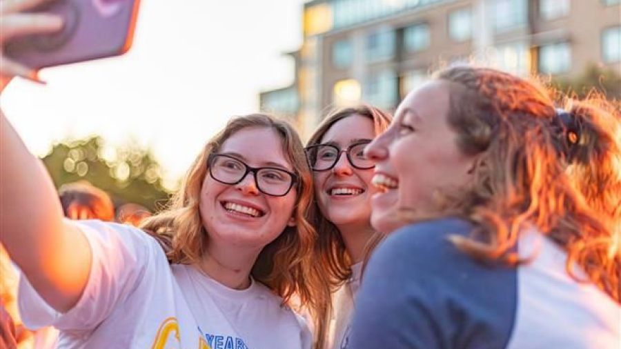Group of female Canisius students taking a selfie 
