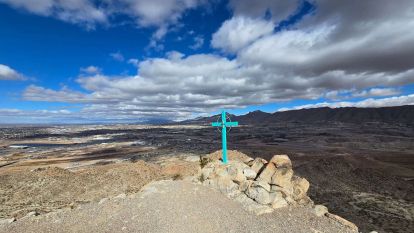 A blue cross along the hik.